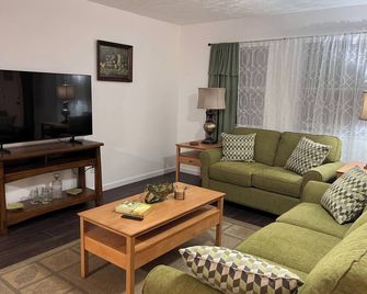 Private house sleeps 8 in Logan. Located near HMTS access points, dining, shops - Logan - Huiskamer