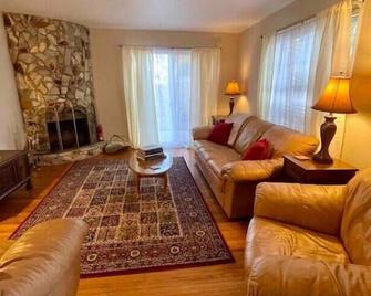 Wheeling Feeling - Wheeling - Living room