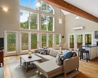 Light & spacious coastal haven perfect for Beaches or Newport - North Kingstown - Living room