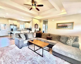 Beautiful Family and Pet-Friendly Home Near National Parks with NEW Hot Tub - Kanab - Living room