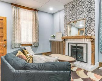 1 Mi to Dtwn Cumberland: Historic Apt w/ Patio! - Cumberland - Wohnzimmer