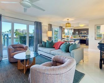 Waterfront Industrial Chic #2 Clearwater Beach - Clearwater Beach - Living room