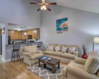 Tidy Tallahassee Townhome about 7 Mi to Downtown! - Tallahassee - Living room
