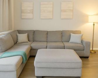 Pink playhouse sq near Progressive field & CSU - Cleveland - Olohuone