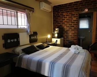 Sentlhaga Guest House - Mahikeng - Bedroom