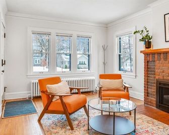 Charming Linden Hills Bungalow Close to Everything - Minneapolis - Salon