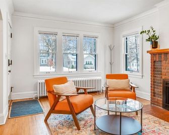 Charming Linden Hills Bungalow Close to Everything - Mineápolis - Sala de estar
