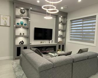 Modern and New house near PNE with Big Garden and Free Parking - Vancouver - Salon