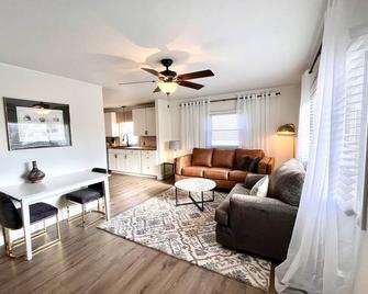 Your Home Away from Home: Where Comfort Meets Convenience. - Chillicothe - Living room
