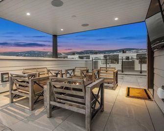 Beautiful multi bedroom townhouse, next to channel and short walk to beach - Penticton - Balcony