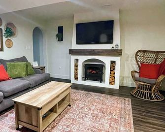Mediterranean-Inspired Retreat Near Amherstburg's Finest Wineries - Amherstburg - Living room