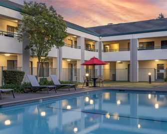 Best Western Heritage Inn - Concord - Pool