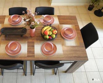 Top End Marvel -Darwin's Premier 3-BR Luxury Apt - Darwin - Comedor