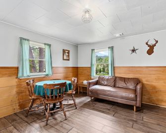 Cozy cabin with a great fire pit area. - Hill City - Dining room