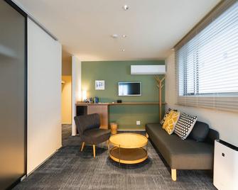 Nagi Kurashiki Hotel&Lounge - Kurashiki - Wohnzimmer