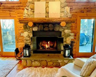 Modern, cozy log cabin in Copake with AC and WiFi - Copake
