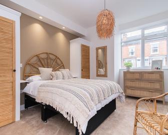 Self Contained, Full Ibiza inspired Boutique Apartment. - Rugby - Bedroom