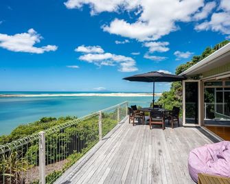 Moir Point Magic - 3 bedroom cottage in secluded bush setting with stunning estuary ocean views - Mangawhai - Balcony
