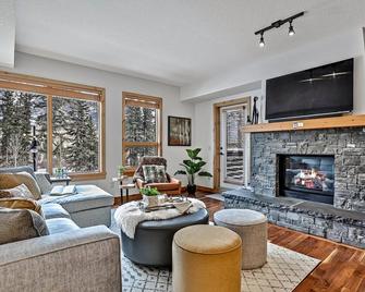 Rundle Cliffs Lodge by Spring Creek Vacation - Канмор - Вітальня