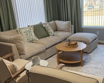 Little Loon Cottage- Charming two bedroom home in the heart of Alexandria, Mn. - Alexandria - Obývací pokoj