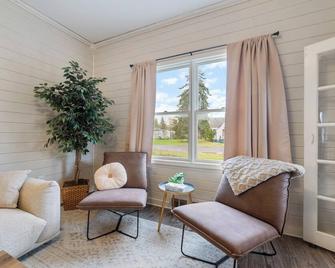The Zen Den - A charming 3-bedroom house in Superior/Duluth - Superior - Living room