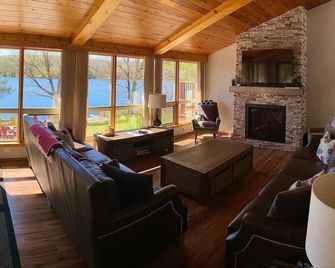 Waterfront 4/Bed in Dorset-Algonquin Highlands - Algonquin Highlands - Living room