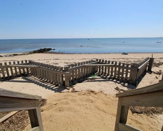 Waterfront Cottage With Lovely Patio (2382) - Truro - Beach
