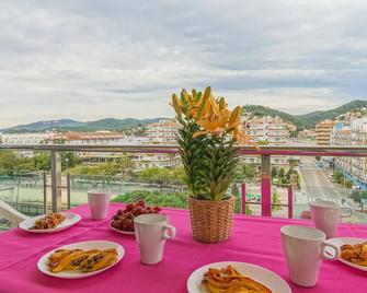 Directly at the beach, pool, sea view, A / C, Wifi - Santa Susanna - Restaurant