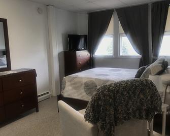 Chamber Lane Motel - Round Lake - Bedroom
