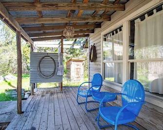 Outpost Vibes: Outhouse, Outdoor Shower & Pool - San Marcos - Patio