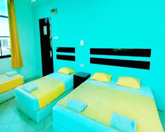 OYO 90576 Holiday Dive Inn - Semporna - Bedroom