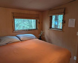 Time for adventure. Sleep in a treehouse. 5 minutes from the airport & downtown! - Fairbanks - Habitación
