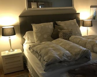 'The Enchanted Cottage' is a chic private garden apartment with gorgeous views. - Eberbach - Bedroom