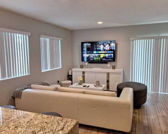 Spacious and Modern Home - Opa locka - Living room