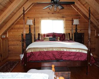 Fall fun at the cabin! Convenient to Lake Keowee and Clemson - Seneca - Bedroom