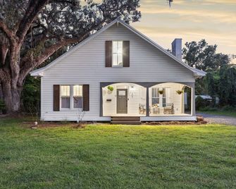 Historic Home Near Spirit of the Suwannee Sleeps 10 - Live Oak - Building