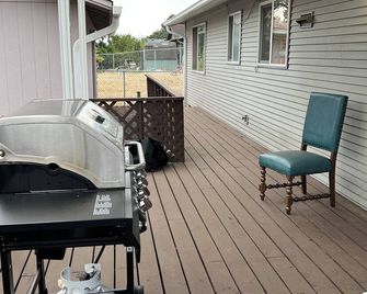 Clean and Cozy 3-bedroom house in tranquil St. Helens - Saint Helens - Balcón