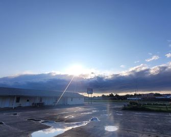 Restwel Motel - Forsyth - Outdoors view