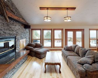 The Last Best Place- The Valley View - Five Bedrooms 3 Baths -multilevel deck - Ennis - Living room