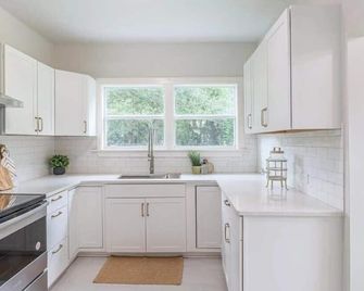 Modern Chateau Remodeled Home Close to Downtown - Mobile - Cuisine