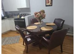 Cozy near Yale university two bedroom two bed. - New Haven - Dining room