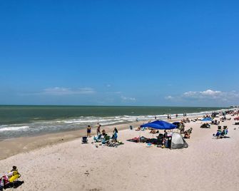 Updated Dtwn Naples Condo Across From Beach! - 拿坡里 - 海灘