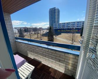 Kiva majoitus 1-4hlö, 500m keskustaan, parkkipaikka - Oulu - Balkong