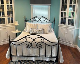 Holly Cove Suite has gorgeous sunsets and spectacular views of Onancock Creek. - Onancock - Habitación