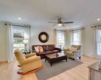 Tranquil Travelers Rest Home w/ Fire Pit! - Travelers Rest - Living room