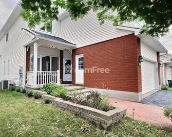 5 bedrooms cozy house in a very quiet & family friendly area - Ottawa