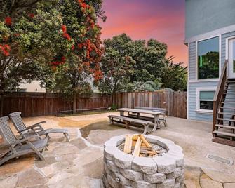 1 block to beach, Private Hot Tub, Fire Pit and BBQ - Half Moon Bay - Patio
