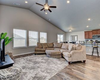 Nampa Family Home | King Bed | 5 TVs | Near Idaho Center | Room for Everyone - Nampa - Living room