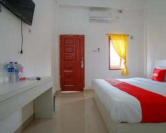 OYO 1146 Miracle Homestay Syariah - Palembang - Bedroom