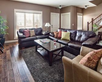 Spacious Invermere 3bd2.5ba Townhome Nestled in the Purcell Mountains! - Invermere - Living room